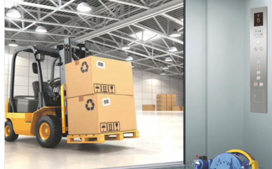 ISO9001 Cargo Elevator Heavy Duty Stainless Steel Memuat Warna Perak