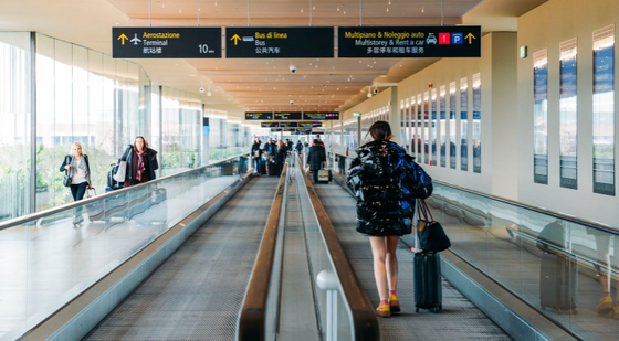 Eskalator Bandara 12 Derajat Flat 5000KG Pallet Type Moving Walkway